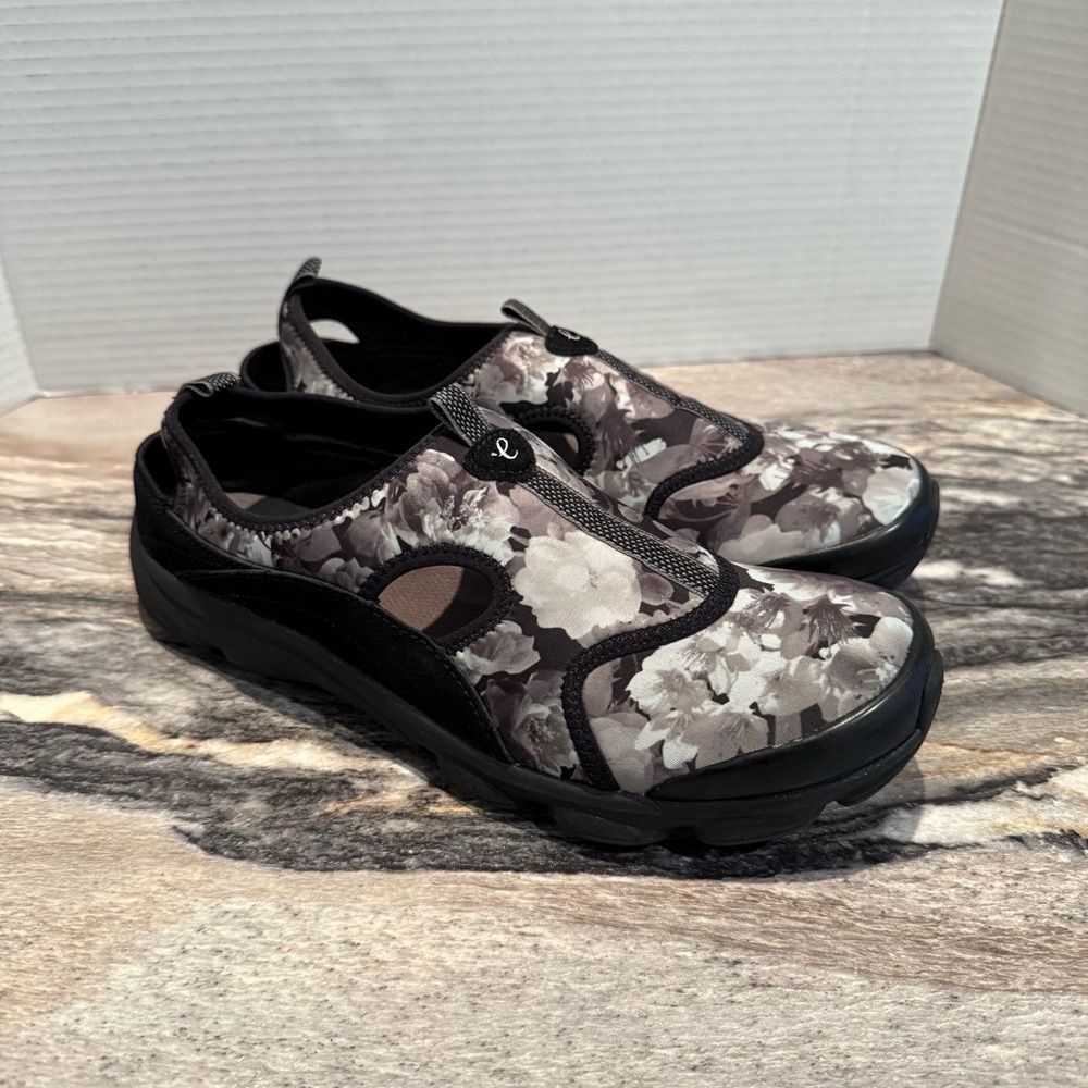 Easy Spirit e360 Black and Gray Floral Slingback/Pull-on Sneakers